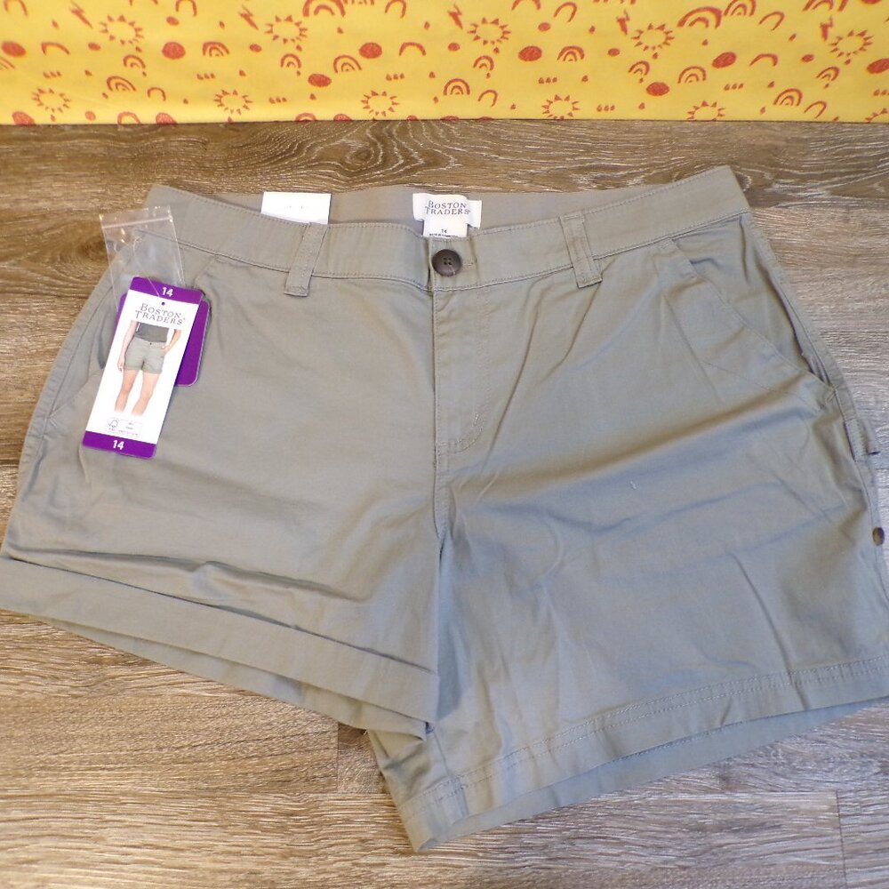 BOSTON TRADERS NWT Women's Roll Cuff Short Size 14 Green